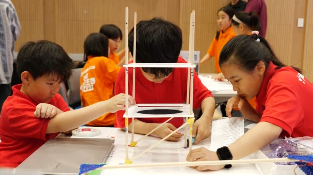 초등부에서 수학구조물 대회 구조물을 만들고 있는 모습