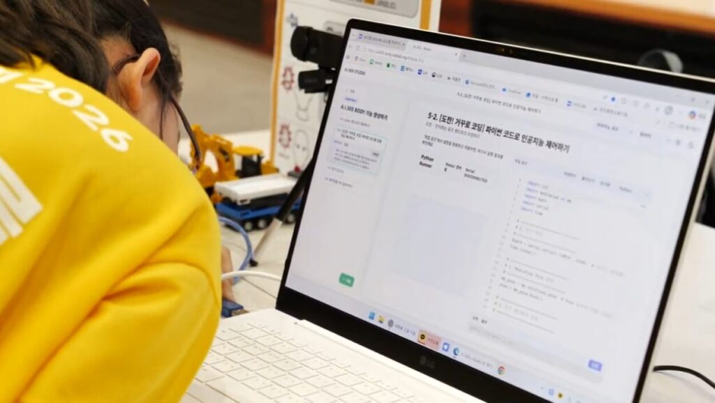 수학구조물대회에서 AI505 프로그램으로 파이썬 코드를 수정하며 구조물을 만들고 있는 참가자.